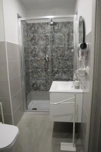 Un baño con ducha, lavabo e inodoro. en Henny House, en Catania