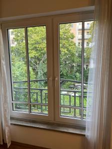 une fenêtre avec vue sur un arbre dans l'établissement Ruhiges Apartment in Dresdner Neustadt, à Dresde