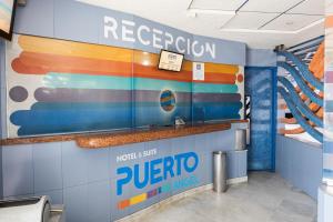 ein Geschäft mit einem Schild an der Wand in der Unterkunft Hotel Puerto Angel in Ciudad Nezahualcóyotl