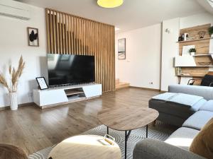 Μια τηλεόραση ή/και κέντρο ψυχαγωγίας στο Maisonette Apartment with Terrace