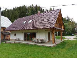 a house with a table and chairs in a yard at Chata u Repáňov in Terchová