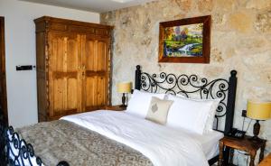 Кровать или кровати в номере Kemerli Konak Boutique Hotel