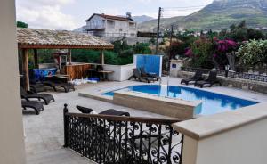 Бассейн в Kemerli Konak Boutique Hotel или поблизости