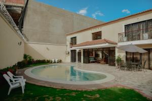 a courtyard with a swimming pool in a building at Casa Vallenata boutique in Valledupar