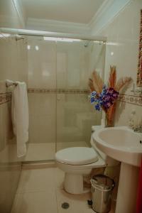 Un baño con inodoro, lavabo y ducha. en Casa Vallenata boutique, en Valledupar