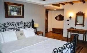A bed or beds in a room at Kemerli Konak Boutique Hotel