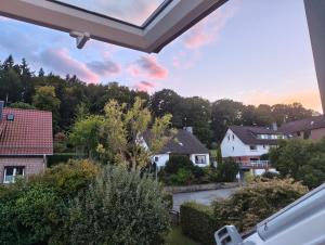 una vista dal balcone di una casa di Deisterferien FeWo Hygge unterm Dach, 3 Personen, Balkon, Nur Netflix, WLAN, A2 Nähe a Beckedorf