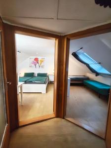 una stanza con una porta scorrevole in vetro e uno scivolo di Deisterferien FeWo Hygge unterm Dach, 3 Personen, Balkon, Nur Netflix, WLAN, A2 Nähe a Beckedorf
