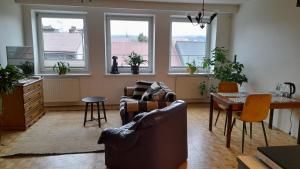 un salon avec deux canapés et une table dans l'établissement Apartament Centrum, à Nowy Targ
