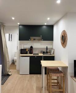 a kitchen with a table and a counter top at Charmant T1 bis in Mérignac