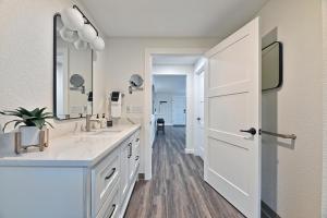 un bagno bianco con lavandino e specchio di Manor Hill Haven Hot Tub & Accessible Features a Medford Altre 33 foto
