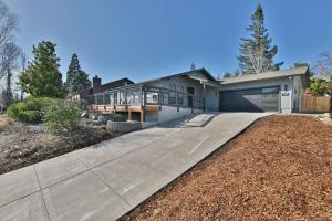 una grande casa con un grande vialetto di Manor Hill Haven Hot Tub & Accessible Features a Medford