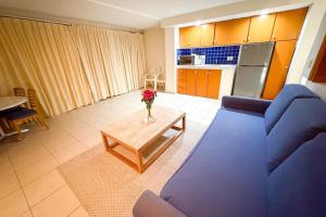 un soggiorno con un divano blu e un tavolo di Spacious, with access to the pool and the beach! a Puerto Vallarta
