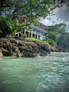 プロビデンシアにあるFreshwater Bay House Beachの川の横の断崖の上の建物