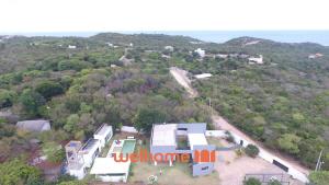 an aerial view of a house with a sign on it at Suite em Pipa com Hidro e Piscina in Pipa