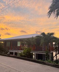 プロビデンシアにあるFreshwater Bay House Beachの日没を背景にした通りの家 +19枚の写真