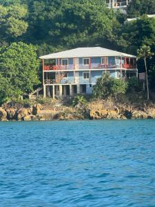 プロビデンシアにあるFreshwater Bay House Beachの大家