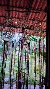 żyrandol wiszący pod sufitem z oknem w obiekcie Eco Sitio a Flor do Bacuri w mieście Algodoal