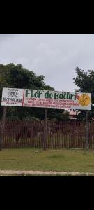 znak na płocie z napisem „gorące drzwi” w obiekcie Eco Sitio a Flor do Bacuri w mieście Algodoal