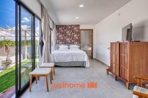 a bedroom with a bed and a large window at Suite em Tibau do Sul proxima a praia das Minas in Pipa