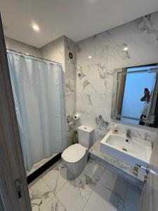une salle de bain blanche avec toilettes et lavabo dans l'établissement CORALIA Bel F3 N35, à Oujda