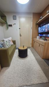 Una sala de estar con un sofá y una mesa de café. en Kage-no-Wa Suite Netflix, Disney, HBO 2BR, en Manila