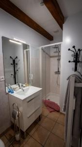 Un baño con lavabo, ducha y bañera. en Le Petit Mona Althéa, en Civaux