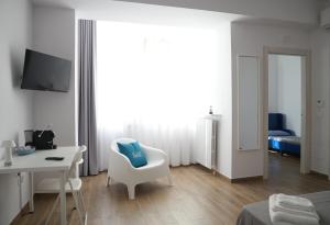 Zimmer mit einem Bett, einem Schreibtisch und einem Stuhl in der Unterkunft BlueB&B in Pagani