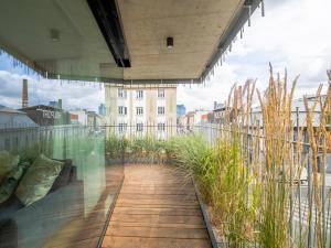 un balcón con vista a un edificio en Holesovice Luxury Apartments Free Parking, en Praga