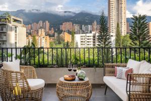 Cảnh núi rừng hoặc tầm nhìn ra núi từ căn hộ