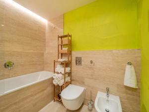 Un baño con inodoro, bañera y lavabo. en Holesovice Luxury Apartments Free Parking, en Praga 31 fotos más