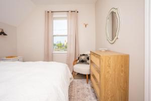 Ένα ή περισσότερα κρεβάτια σε δωμάτιο στο Mariners Daughter 3bdrm house in seaside village