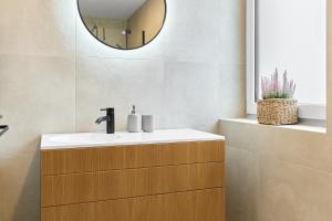 un baño con lavabo y espejo en Heřmánek by Mountain ways, en Abertamy 19 fotos más