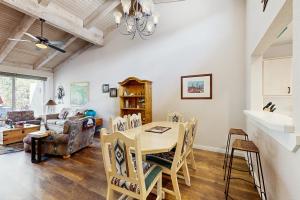 Khu vực ghế ngồi tại 2 Bed 2 Bath Vacation home in Sedona