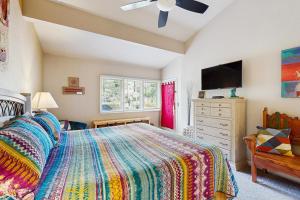 Giường trong phòng chung tại 2 Bed 2 Bath Vacation home in Sedona +29 ảnh