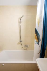 Koupelna v ubytování Central Garden Apartment - Parking & Security + 15 fotografií