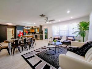 Una sala de estar con una mesa y un comedor. en Dania Beach 4-bedroom house - Pool,Parking,Grill, en Dania Beach