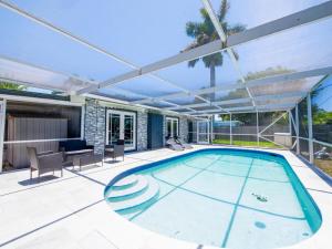 una piscina en un patio con sombrilla en Dania Beach 4-bedroom house - Pool,Parking,Grill, en Dania Beach