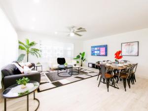 una sala de estar con una mesa y un sofá en Dania Beach 4-bedroom house - Pool,Parking,Grill, en Dania Beach