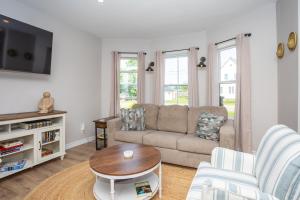 Χώρος καθιστικού στο Mariners Daughter 3bdrm house in seaside village
