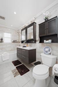Bilik mandi di The Green Oasis Duplex 12 minutes away from JFK