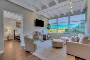 Μια τηλεόραση ή/και κέντρο ψυχαγωγίας στο Urban Loft by Lucky Savannah