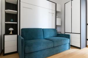 Sofá azul en la sala de estar con espejo en Tempo Lento, en Ostuni 12 fotos más