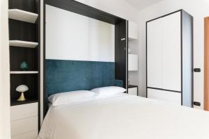 Un dormitorio con una cama grande con cabecero azul. en Tempo Lento, en Ostuni