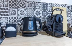 encimera de cocina con hervidor de agua y otros electrodomésticos en Le Manège - Troyes hypercentre - 1 min Mairie - Wifi 637 Mbits -, en Troyes 11 fotos más