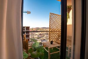 d'un balcon avec une table et une chaise offrant une vue. dans l'établissement œil de la vallée, à Marrakech