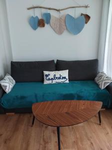 a living room with a couch and a coffee table at Bleu Océan - Sur le port Appartement avec piscine, terrasse, parking in Capbreton