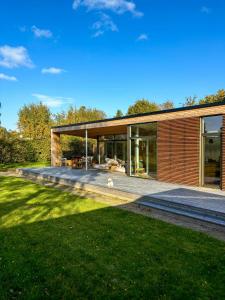 Κήπος έξω από το New Wooden House Near Hornbæk Beach