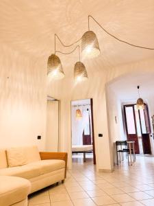 Una sala de estar con un sofá y algunas luces. en Kalma - Azuni Piazza Jenne, en Cagliari