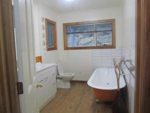 Ένα μπάνιο στο Koromiko Cottage at Lochsloy Farmstay Little River